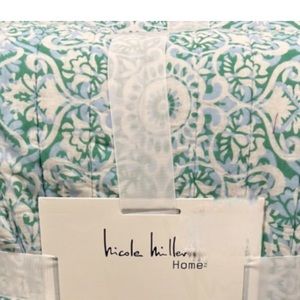 Nicole Miller bedding, quilt set. King. 1 quilt 2 euro shams